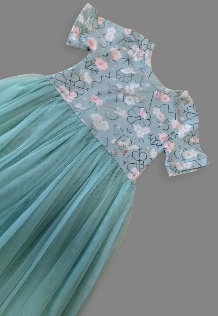 Kleita  "Latvju raksti ziedos" 