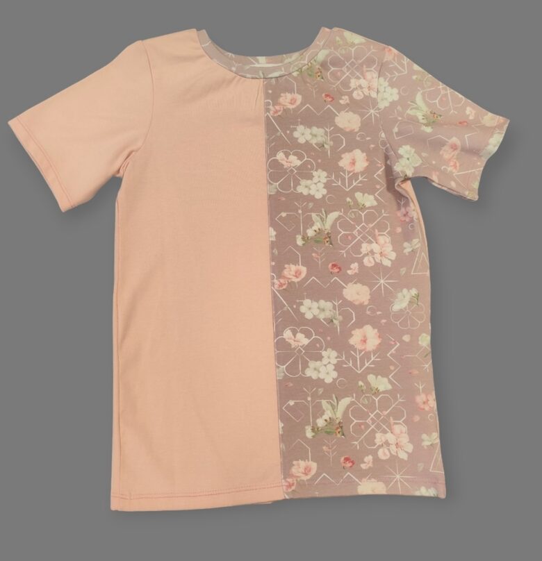 T-krekls "Latvju zīmes ziedos"  