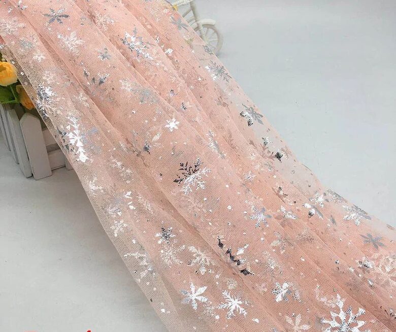 Mīkstais tills ar sniegpārsliņām smilšu krāsā (cena par 0.5 m)