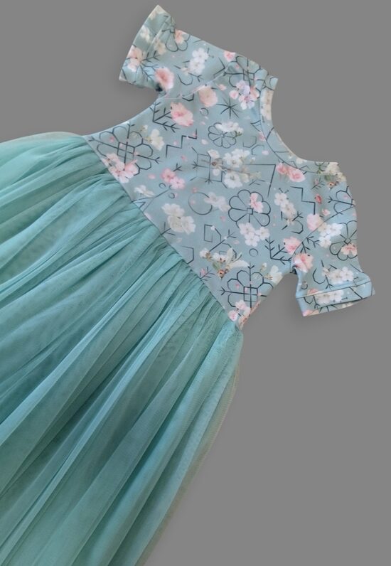 Kleita  "Latvju raksti ziedos" 104 izm.