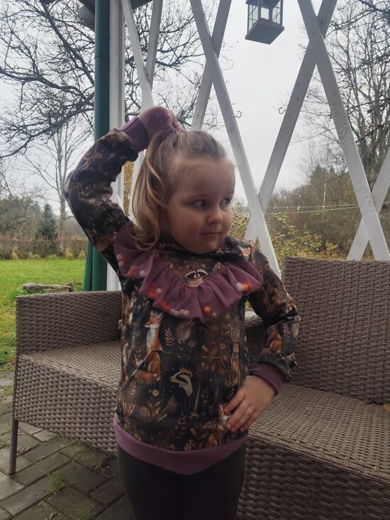 Džemperis "zeltainie ziedi ar dzīvniekiem" ar bumbiņām