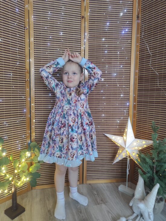 Kleita "Elza un Anna" ar krāsainam bumbiņām