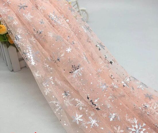 Mīkstais tills ar sniegpārsliņām smilšu krāsā (cena par 0.5 m)