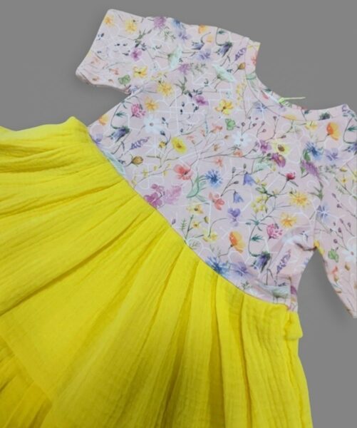 Kleita  "Latvju zīmes pļavu ziedos" 110 izm.