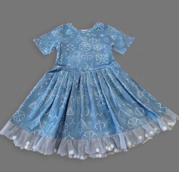 Kleita "Latvju zīmes" pelēka ar krasainām bumbiņā 98 izm.