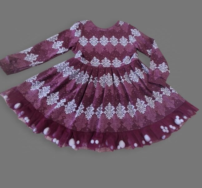 Kleita "Austras koks" sarkana ar krasainām bumbiņā 98 izm.